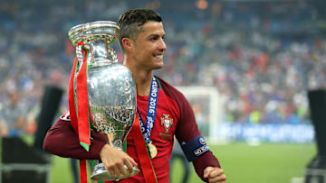 Ronaldo con la Eurocopa 2016, la misma que no pudo alzar en Portugal 2004