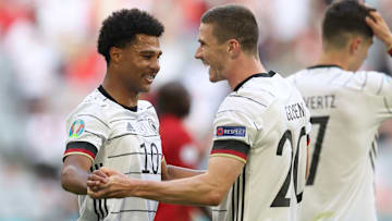 Serge Gnabry und Robin Gosens.