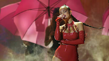 Natti Natasha cantando en los Premios Juventud 2020