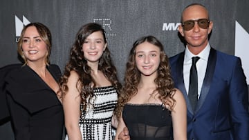 Nina Rubín junto a sus padres y su hermana Mía
