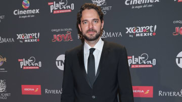 Manolo Cardona es uno de los protagonistas de la serie del momento en Netflix
