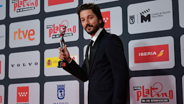 Diego Luna fue reconocido como uno de los actores latinoamericanos más importantes en los Premios Plantino 