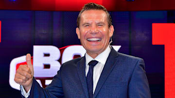 Julio César Chávez se retiró del boxeo en septiembre de 2005 