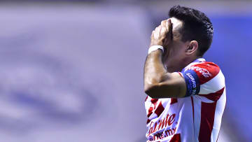 Jesús Molina tuvo en sus pies la ventaja para Chivas, pero erró de forma increíble una pena máxima.