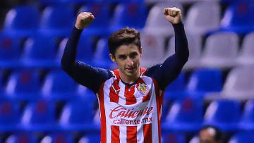 Isaác Brizuela vino desde el banquillo y selló la victoria 0-2 de Chivas sobre Puebla en el Estadio Cuauhtémoc.