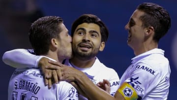 Jugadores del Puebla celebran un gol.