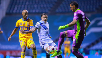 Christian Tabó ante el portero Nahuel Guzmán.