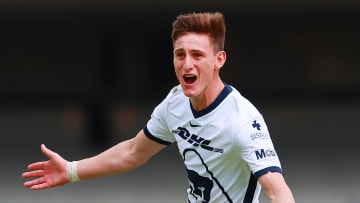 Facundo Waller celebra un gol con los Pumas UNAM.