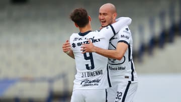 Jugadores de Pumas UNAM celebran un gol en la cancha del Estadio Olímpico Universitario.