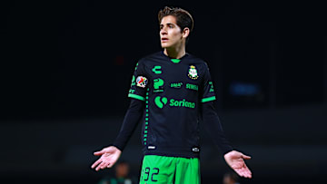 Santiago Muñoz cumplió su sueño de llegar a Europa tras firmar contrato con el Newcastle United de Inglaterra.