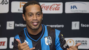Ronaldinho fichó sorpresivamente por los Gallos de Querétaro en 2014