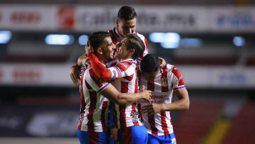 Jugadores de las Chivas del Guadalajara celebran un gol.