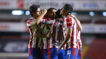 Jugadores de Chivas celebran un gol.