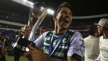 Jesús Molina alzando el trofeo de campeón del Clausura 2015. Jesús Molina alzando el trofeo de campeón del Clausura 2015.