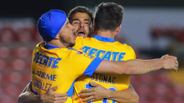 Carlos González, Diego Reyes y André-Pierre Gignac de Tigres se enfundan en un abrazo tras perforar las redes del Querétaro para llevarse el triunfo.