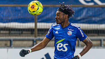 Simakan in azione contro il Marsiglia in Ligue 1 Simakan in azione contro il Marsiglia in Ligue 1