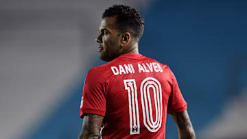 Daniel Alves sofreu lesão muscular na partida contra o Racing