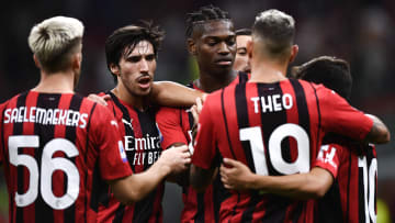 Tonali abbracciato dai compagni 