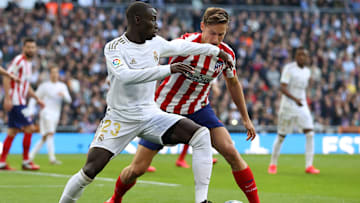 Mendy y Llorente pelean por un balón