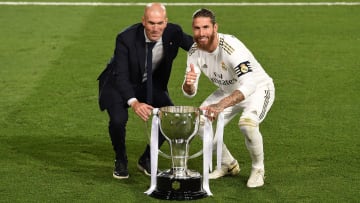 Zinedine Zidane et son capitaine Sergio Ramos avec la trophée de la Liga