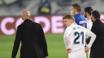 Zidane da la espalda a Odegaard, que se va al Arsenal