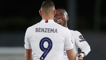 Vinicius Jr et Benzema se congratulent après la victoire contre l'Inter (3-2).