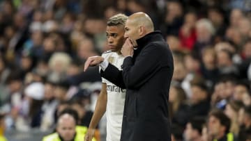Zidane dando instrucciones a Mariano Díaz