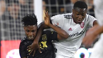 El ghanés Latif Blessing (LAFC) y el ecuatoriano Anderson Julio (Real Salt Lake) compiten por el esférico.