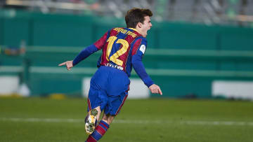 Riqui Puig celebra su primer gol con el Barcelona