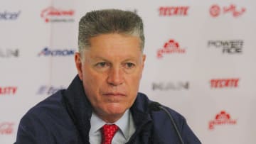 Ricardo Peláez atiende una conferencia de prensa como presidente deportivo de Chivas