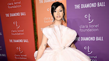 Cardi B muestra el dinero que tiene con lujosos regalos para sus seres queridos