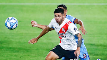 River Plate v Arsenal - Copa Diego Maradona 2020 - Gonzalo Montiel domina la pelota.