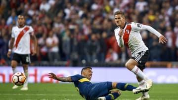 River Plate v Boca Juniors - Copa CONMEBOL Libertadores 2018 - Tevez y Zuculini pelean la pelota.