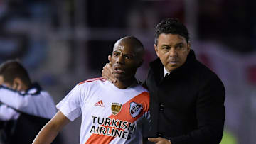 River Plate v Boca Juniors - Gallardo contiene a De la Cruz