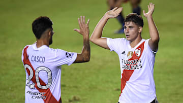 River Plate v Defensores de Pronunciamiento - Copa Argentina 2021 - Julián Álvarez festeja su gol junto a Casco.