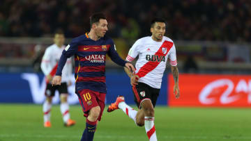 Messi enfrentando a River en la final del Mundial de Clubes