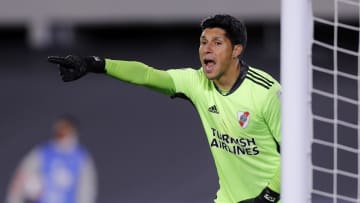 River Plate v Independiente Santa Fe - Copa CONMEBOL Libertadores 2021 - Enzo Pérez, atajando.