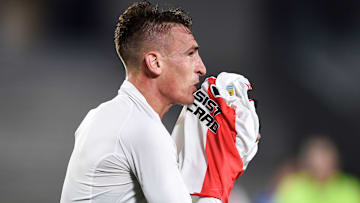 Braian Romero celebrando con alergia su gol