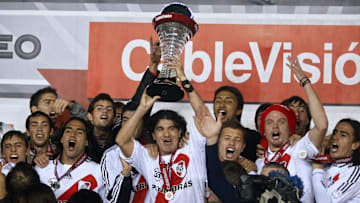 River Plate's Ariel Ortega (C) holds up