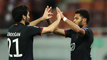 Serge Gnabry feiert seinen Treffer mit Ilkay Gündogan
