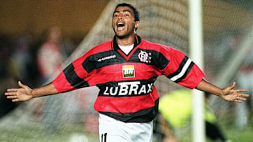 Romário saiu do Flamengo para ir para o Vasco entre o final dos anos 1990 e início da década de 2000. 