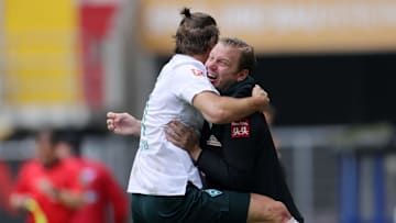 Pure Euphorie: Werder-Trainer Kohfeldt und Comeback-Stürmer Füllkrug bejubeln das 5. Tor