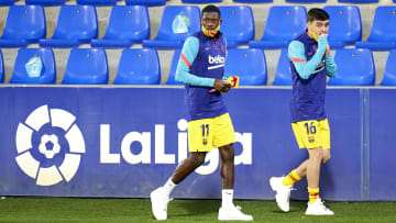 Pedri y Dembélé calentando en el estadio del Huesca