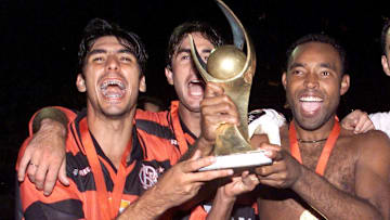 Flamengo alza el trofeo de la Mercosur, competencia que ya no existe más.