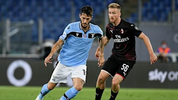Saelemaekers contende il possesso a Luis Alberto, nell'ultimo precedente tra le due squadre