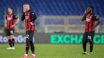 I calciatori del Milan dopo la sconfitta con la Lazio