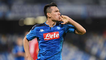 Hirving Lozano celebra un gol con el Napoli.