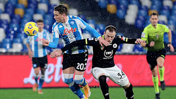 Uno scontro di gioco con protagonista Zielinski in Napoli-Spezia di campionato 