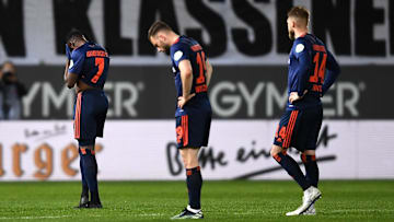 Ein alljährliches Bild: HSV-Spieler vor den Scherben einer verkorksten Saison