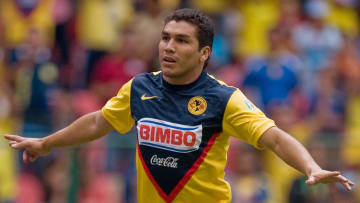 Salvador Cabanas celebra un gol con el América.